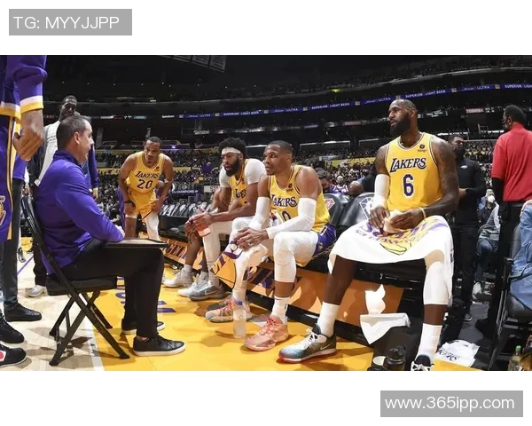 火箭与湖人季后赛对决回顾：激情碰撞与传奇时刻的交织