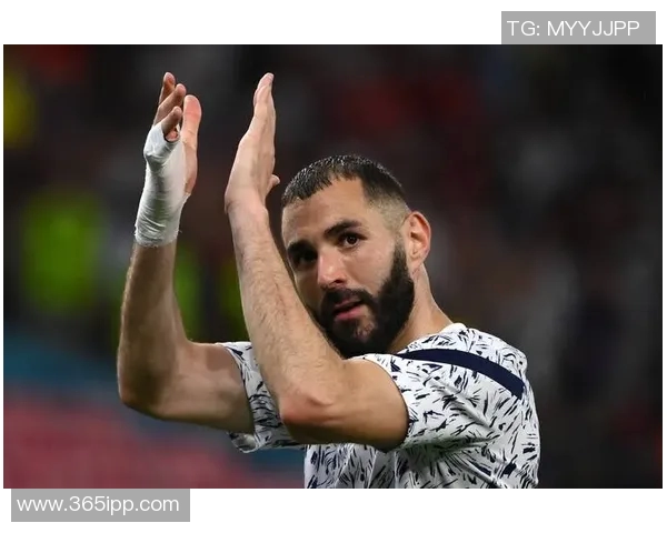 本泽马重返赛场展现王者风范助力球队争夺冠军荣耀 本泽马重返赛场展现王者风范助力球队争夺冠军荣耀